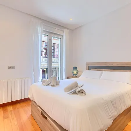 Ayuntamiento Cerca Del Casco Viejo & Parking Більбао